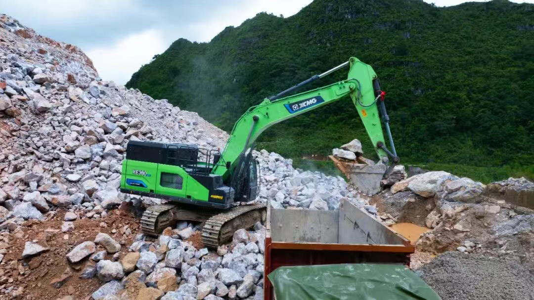 廣西“石料大戶”親測：徐工XE380EV電挖，年省六七成！