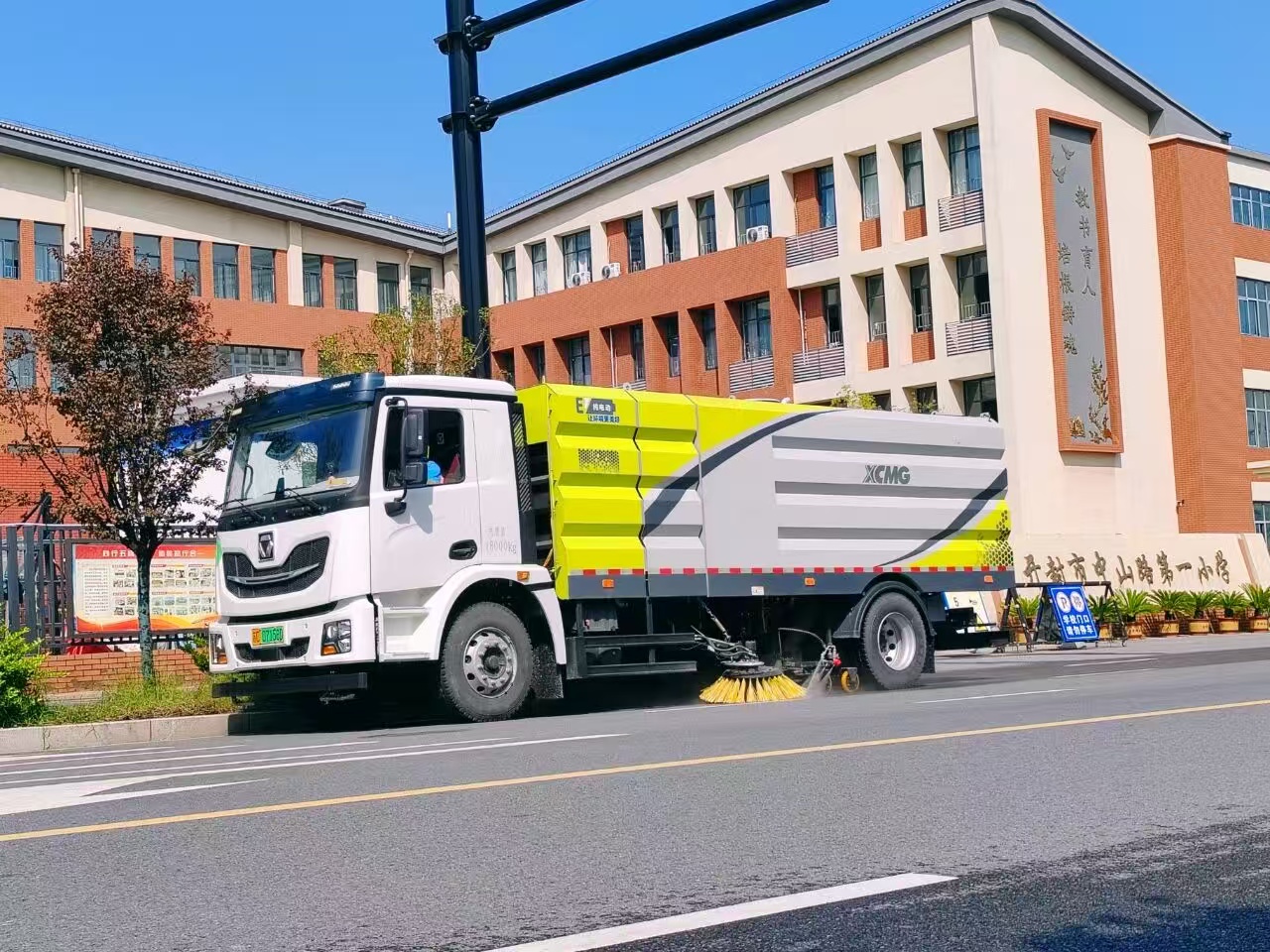 徐工洗掃車“硬核出擊”，開封中山路煥新升級