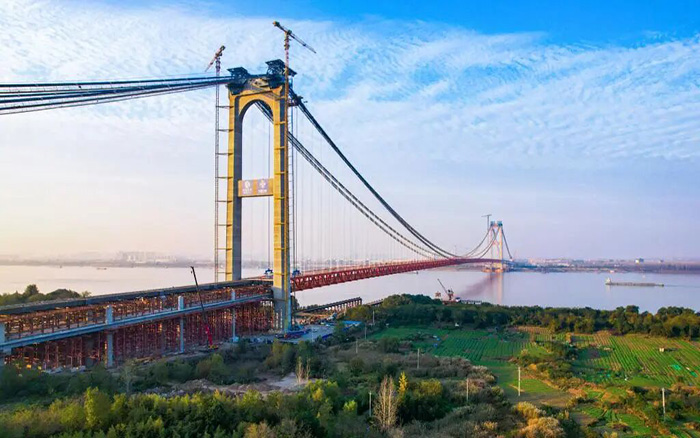 一橋飛架南北！徐工塔機助力世界級工程燕磯長江大橋順利合龍