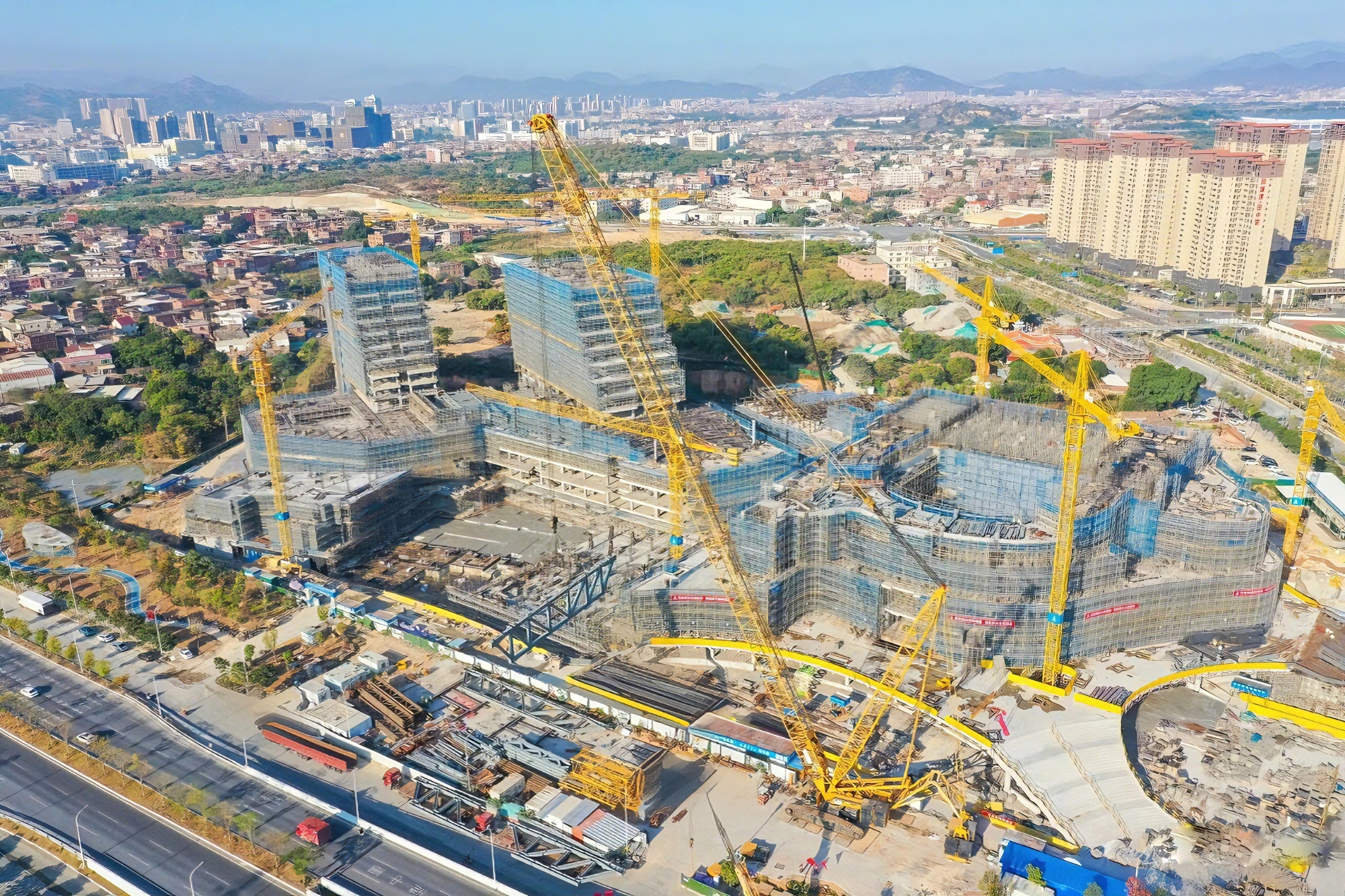 沒人敢接的 “燙手山芋”！三重考驗(yàn)下，這臺(tái)千噸級(jí)的表現(xiàn)太頂了