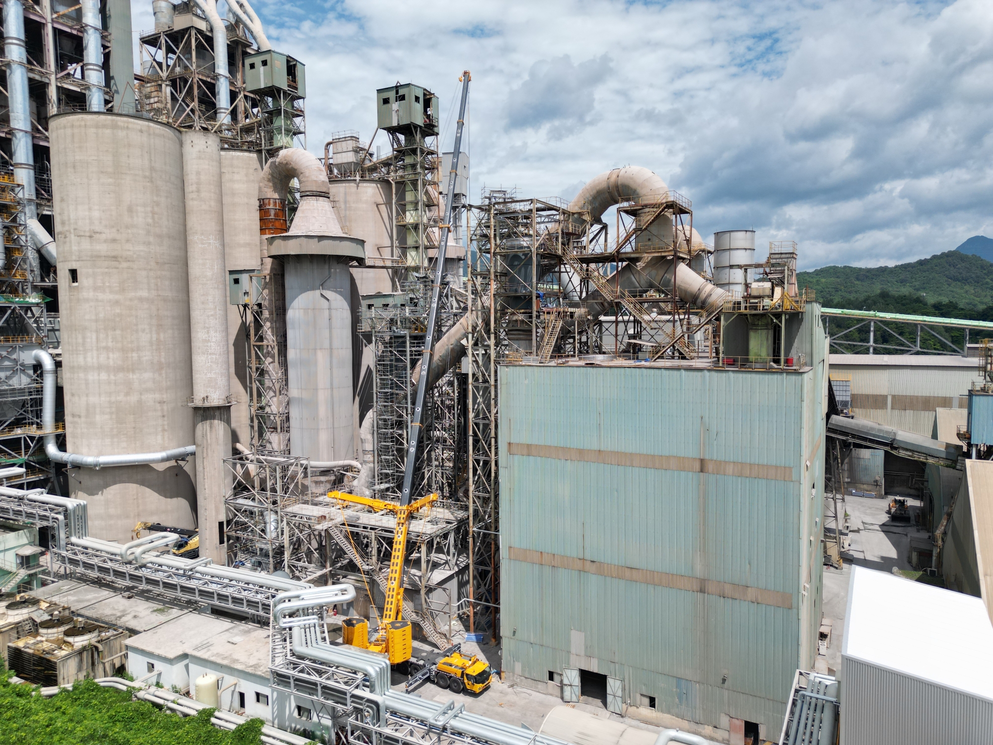 高效精準(zhǔn)，穩(wěn)如磐石——徐工XCA450_K全地面起重機助力現(xiàn)代水泥廠核心設(shè)備吊裝