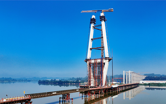 216.6米！徐工塔機助建漢陽湖岷江特大橋主塔封頂